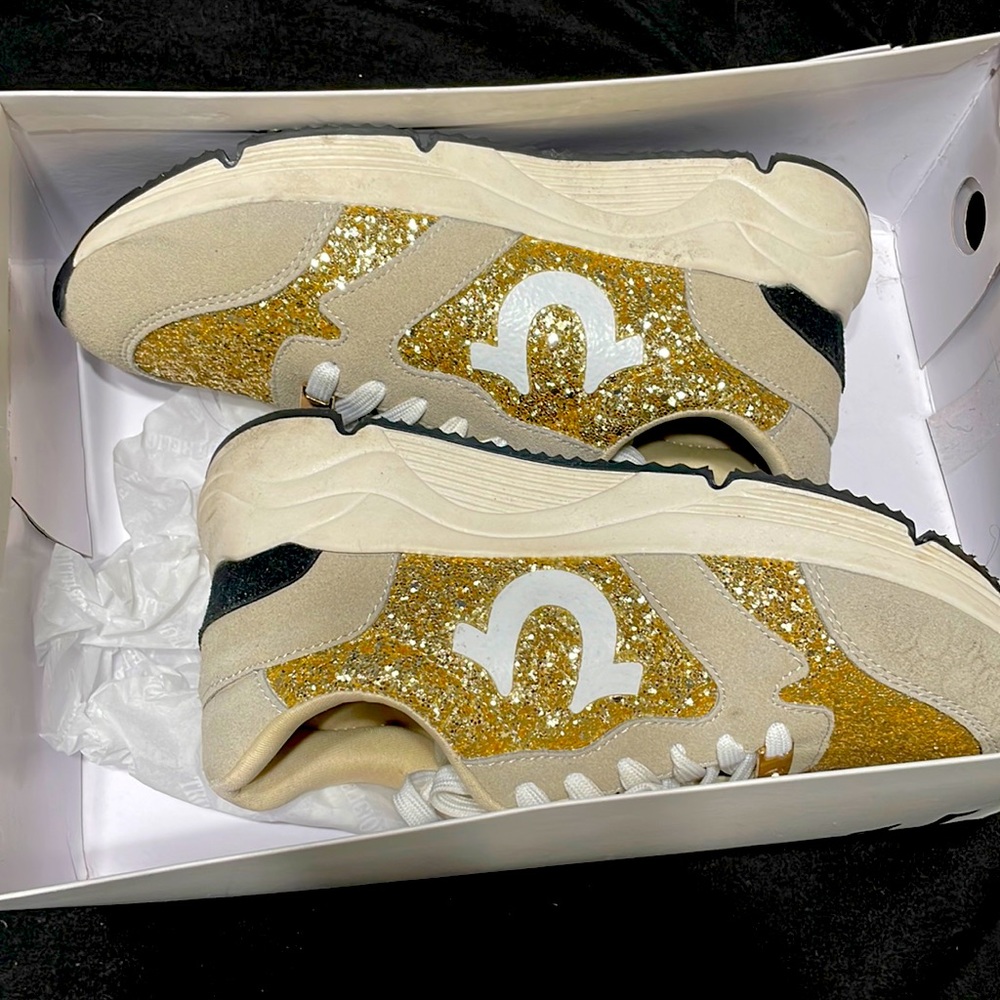 Sneakers size 7.5 True religion used them 2 times good condition